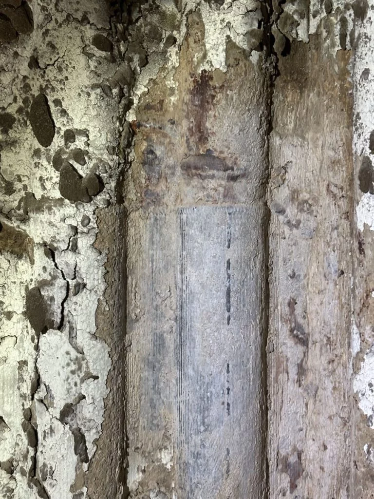 Ein aktueller Blick in die Brennkammer eines Altholzkraftwerks vor der Kesselreinigung zeigt eindrucksvoll den Erfolg der vor rund zwei Jahren installierten, laserbeschichteten Membranwände.