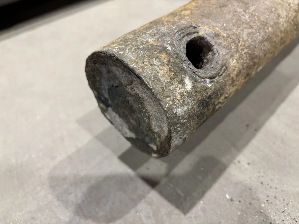 Korrodiertes Blasrohr aus dem Überhitzerbereich einer Müllverbrennungsanlage.