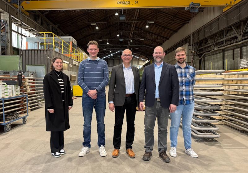 Projekt-Team KIMETRO Eine Frau und vier Männer stehen in der Produktionshalle der Fa. Häuser & Co. GmbH