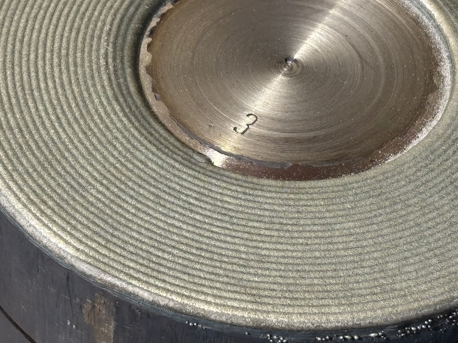 Nahaufnahme von einem Plattenkeil mit Beschichtung im LaserCladding mit Stellite